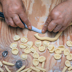 Esperienze in Puglia - Lucky explorer propone lezioni di cucina in trullo