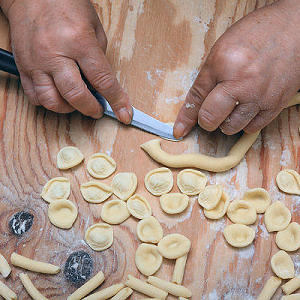 Esperienze in Puglia - Lucky explorer propone lezioni di cucina in trullo Esperienze in Puglia - Lucky explorer propone lezioni di cucina in trullo